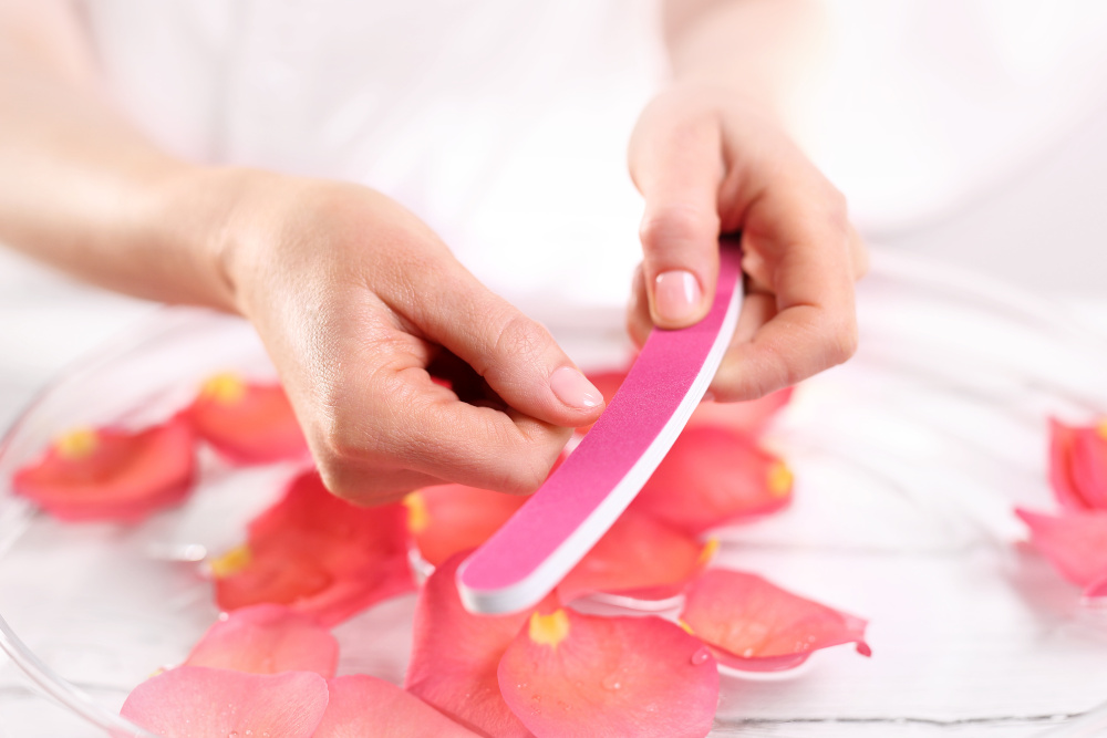 piłowanie paznokci różowym pilnikiem 